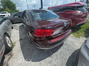 2013 Volkswagen Passat TDI SE w/Sunroof & Navigation - miniatura 2