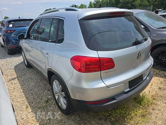 2013 Volkswagen Tiguan SE - miniatura 2
