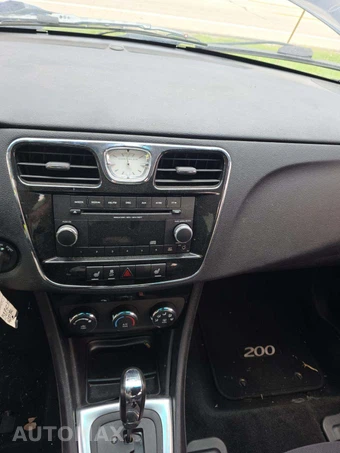 2014 Chrysler 200 LX Sedan – miniatura 10