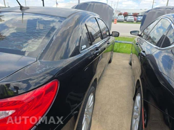 2014 Chrysler 200 LX Sedan – miniatura 2