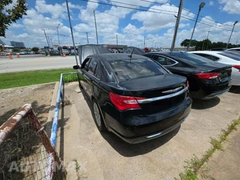 2014 Chrysler 200 LX Sedan – miniatura 3