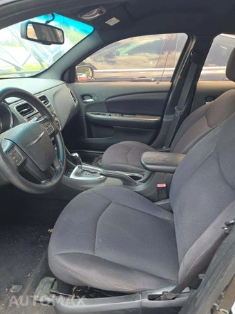 2014 Chrysler 200 LX Sedan – miniatura 6