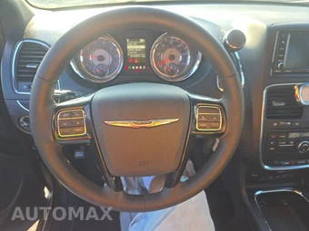 2014 Chrysler Town & Country S 121.2" WB - miniatura 10
