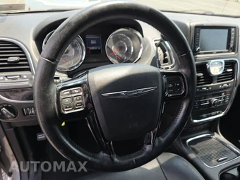 2014 Chrysler Town & Country S 121.2" WB - miniatura 10