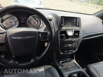 2014 Chrysler Town & Country S 121.2" WB - miniatura 11
