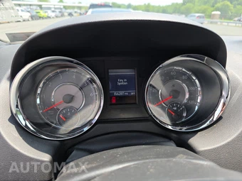 2014 Chrysler Town & Country S 121.2" WB - miniatura 12