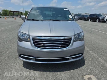 2014 Chrysler Town & Country S 121.2" WB - miniatura 2