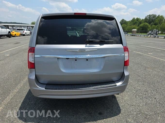 2014 Chrysler Town & Country S 121.2" WB - miniatura 5