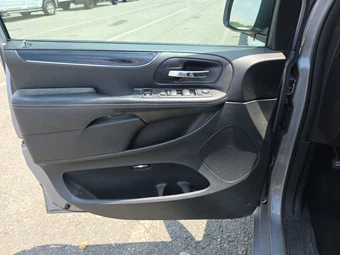 2014 Chrysler Town & Country S 121.2" WB - miniatura 9