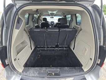 2014 Chrysler Town & Country Touring 121.2" WB - miniatura 12