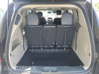 2014 Chrysler Town & Country Touring 121.2" WB - miniatura 17