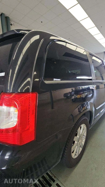 2014 Chrysler Town & Country Touring 121.2" WB - miniatura 27