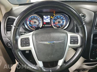 2014 Chrysler Town & Country Touring 121.2" WB - miniatura 10