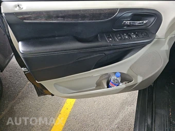 2014 Chrysler Town & Country Touring 121.2" WB - miniatura 9