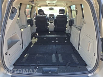 2014 Chrysler Town & Country Touring 121.2" WB – miniatura 17