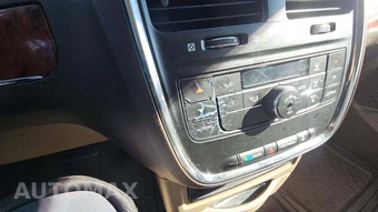 2014 Chrysler Town & Country Touring 121.2" WB – miniatura 24