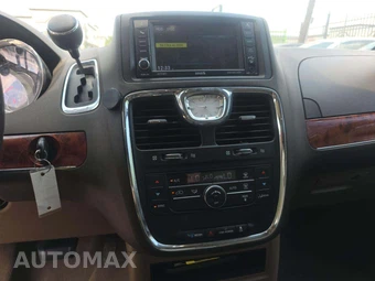 2014 Chrysler Town & Country Touring 121.2" WB - miniatura 10