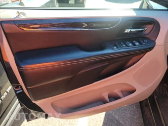 2014 Chrysler Town & Country Touring 121.2" WB - miniatura 9