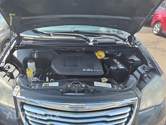 2014 Chrysler Town & Country Touring 121.2" WB - miniatura 18