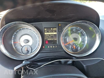 2014 Chrysler Town & Country Touring 121.2" WB - miniatura 12