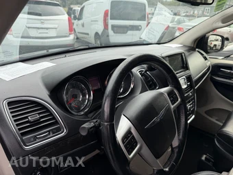2014 Chrysler Town & Country Touring 121.2" WB - miniatura 10