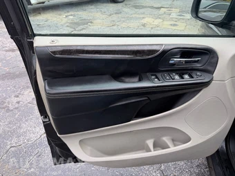 2014 Chrysler Town & Country Touring 121.2" WB - miniatura 11