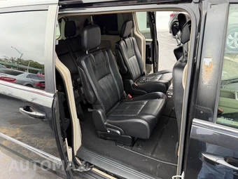2014 Chrysler Town & Country Touring 121.2" WB - miniatura 15