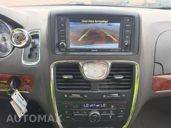 2014 Chrysler Town & Country Touring 121.2" WB - miniatura 10