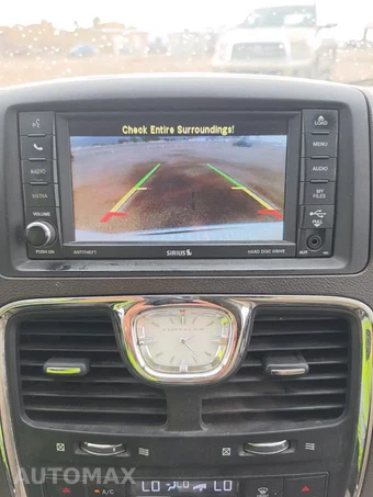 2014 Chrysler Town & Country Touring 121.2" WB - miniatura 25