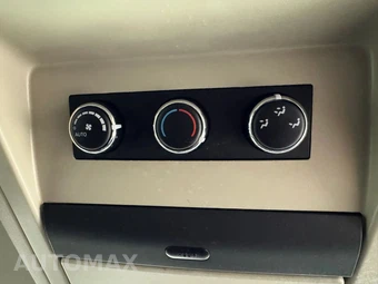 2014 Chrysler Town & Country Touring L 121.2" WB - miniatura 35