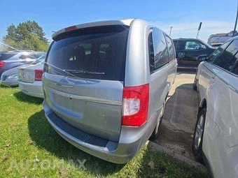 2014 Chrysler Town & Country Touring L 121.2" WB – miniatura 3