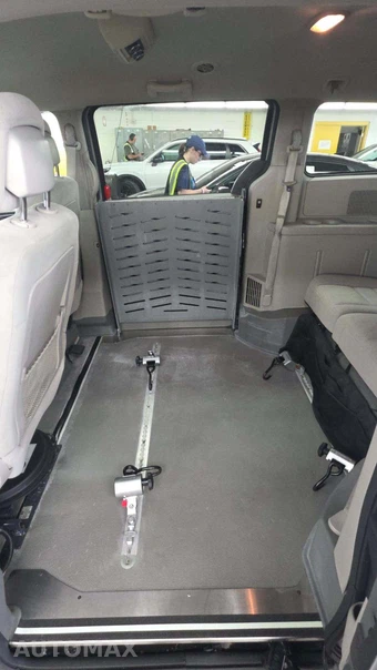2014 Dodge Grand Caravan SXT 121.2" WB - miniatura 35