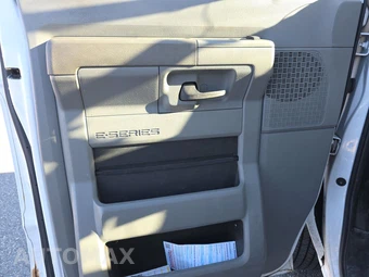 2014 Ford E-250 Commercial Cargo Van 138.0" WB - miniatura 9