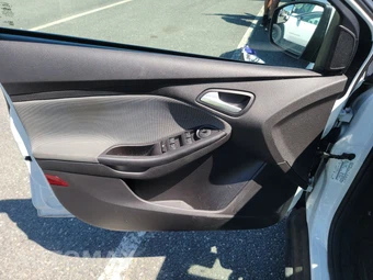2014 Ford Focus SE Hatchback – miniatura 9