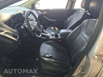 2014 Ford Focus SE Hatchback – miniatura 3