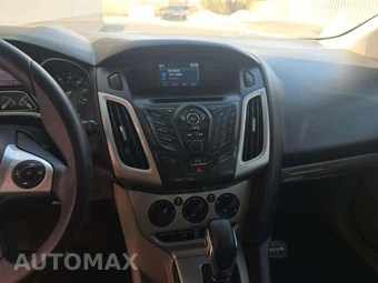 2014 Ford Focus SE Hatchback – miniatura 10