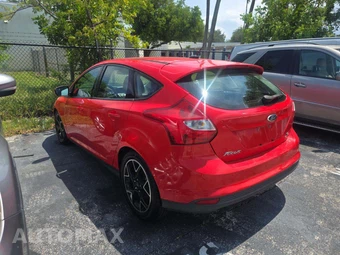 2014 Ford Focus SE Hatchback – miniatura 2