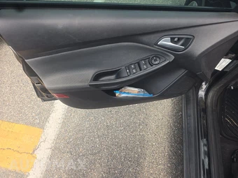 2014 Ford Focus SE Hatchback – miniatura 9