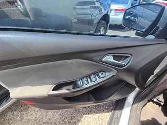 2014 Ford Focus SE Hatchback – miniatura 9