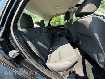 2014 Ford Focus SE Sedan – miniatura 18