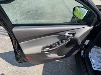 2014 Ford Focus SE Sedan – miniatura 30
