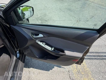 2014 Ford Focus SE Sedan – miniatura 31