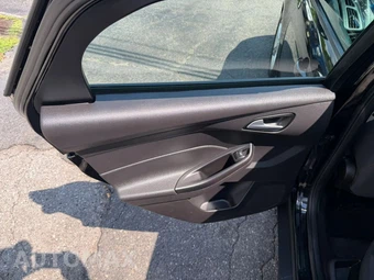 2014 Ford Focus SE Sedan – miniatura 32