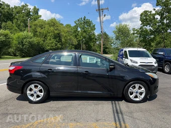 2014 Ford Focus SE Sedan – miniatura 8