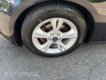 2014 Ford Focus SE Sedan – miniatura 9