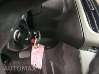 2014 Ford Focus SE Sedan - miniatura 5
