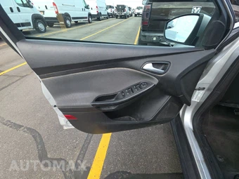 2014 Ford Focus SE Sedan – miniatura 9