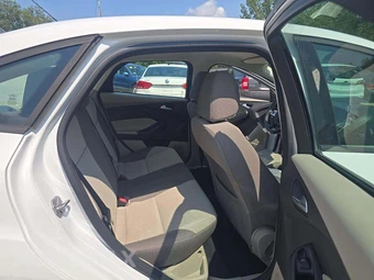 2014 Ford Focus SE Sedan – miniatura 13