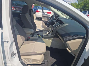 2014 Ford Focus SE Sedan – miniatura 15