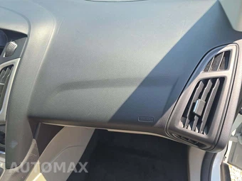 2014 Ford Focus SE Sedan – miniatura 16